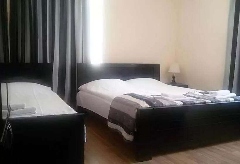 پانسیون Lomari S Guest House