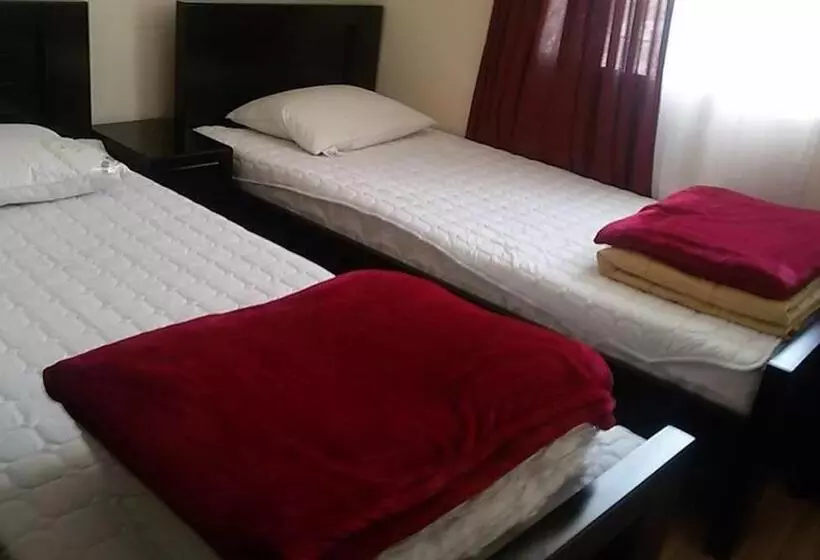 پانسیون Lomari S Guest House