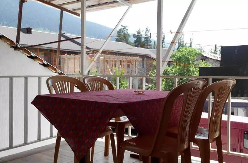 پانسیون Lomari S Guest House