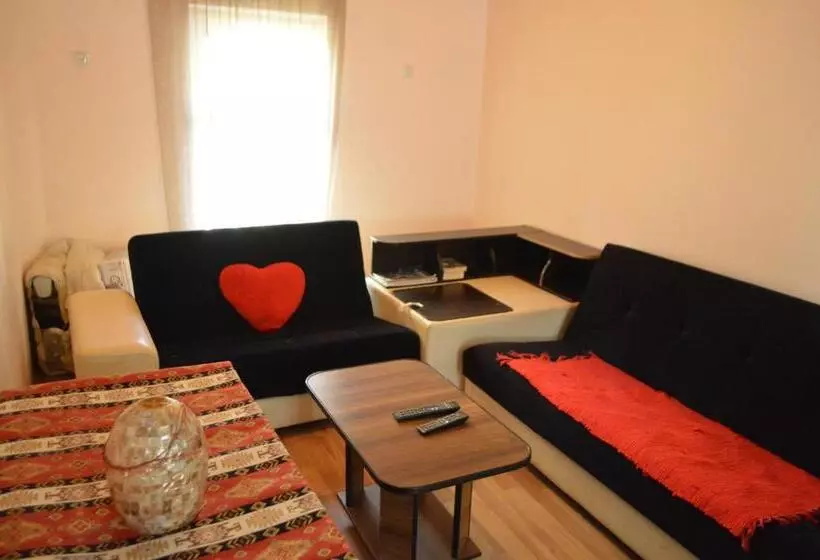 پانسیون Lomari S Guest House