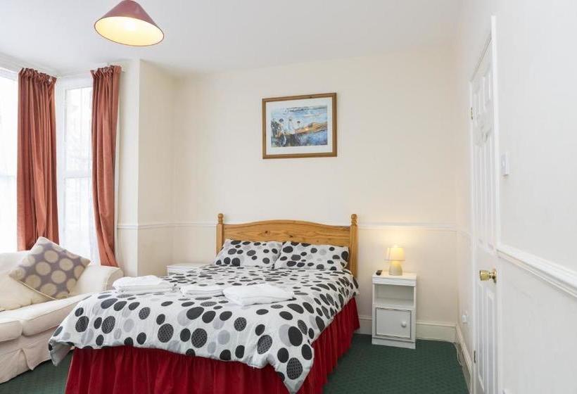 פנסיון Southend Guest House   Close To Beach, Train Station & Southend Airport