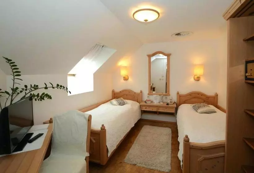 Retkeilymaja & Restaurant Braunstein   Pauli´s Stuben