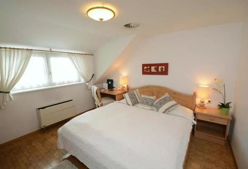 Retkeilymaja & Restaurant Braunstein   Pauli´s Stuben