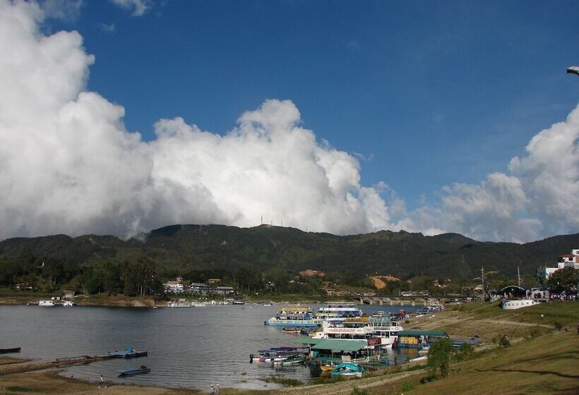Пансион Marrokos Aeropuerto José María Córdova