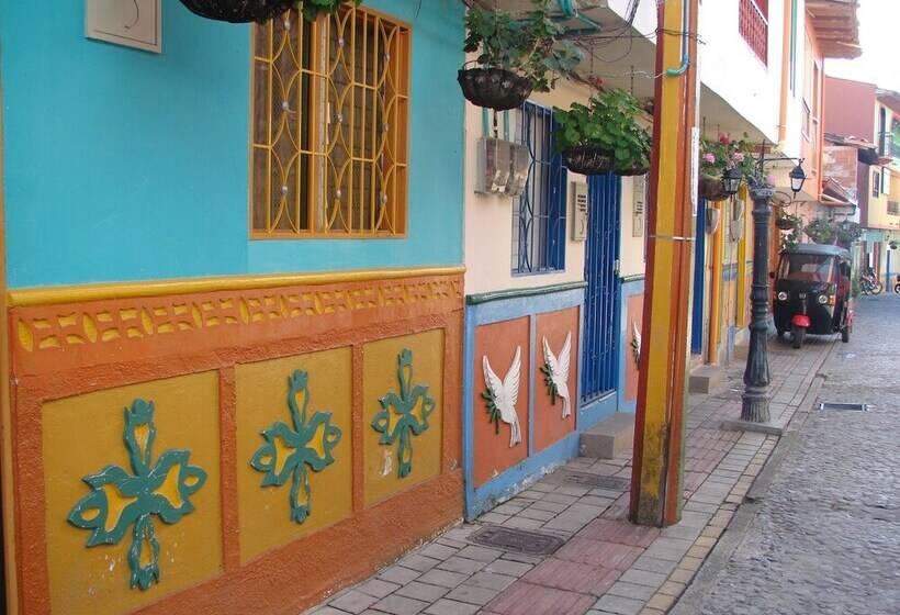 Пансион Marrokos Aeropuerto José María Córdova