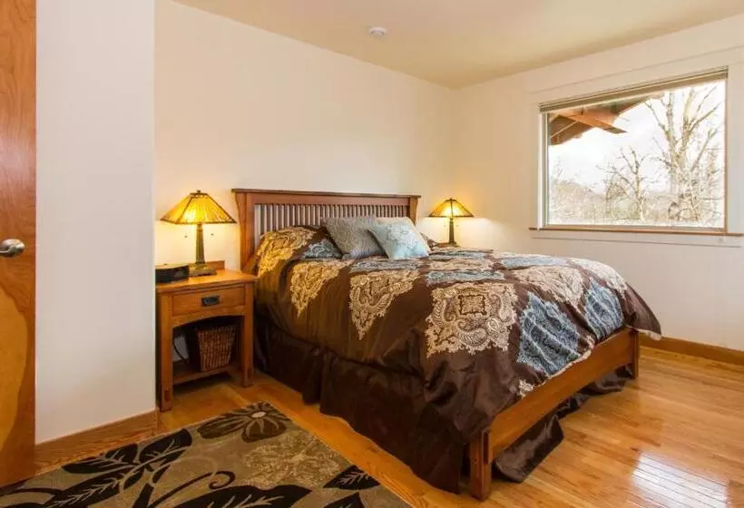 Majatalo Eagle Peak Guesthouse