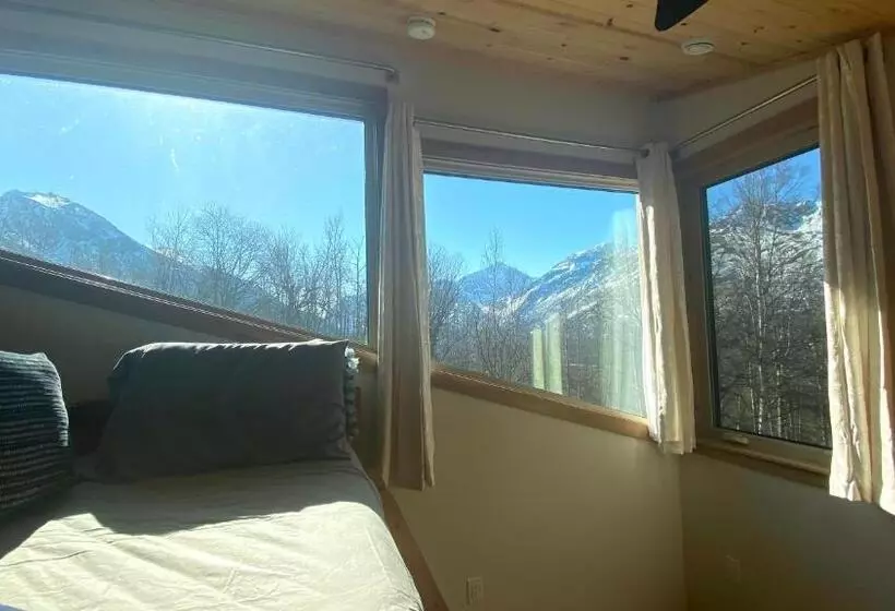 Majatalo Eagle Peak Guesthouse