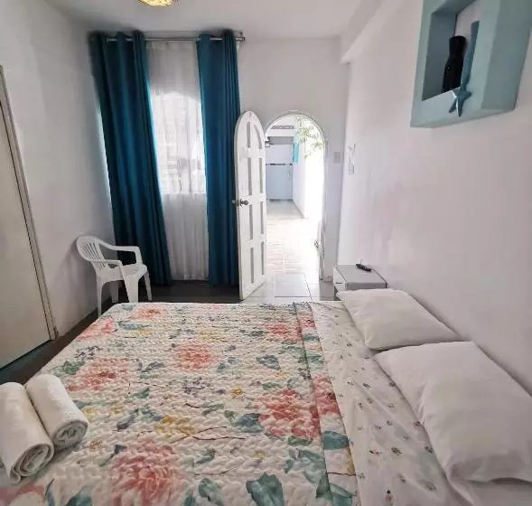 ペンション Aquamarine Paracas Beach Hostal
