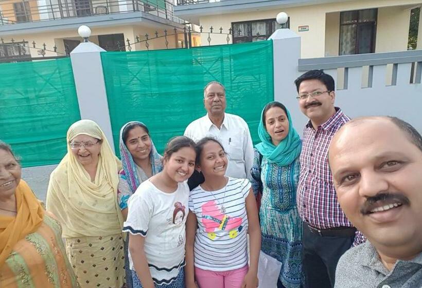 Bed and Breakfast Ekaant Homes