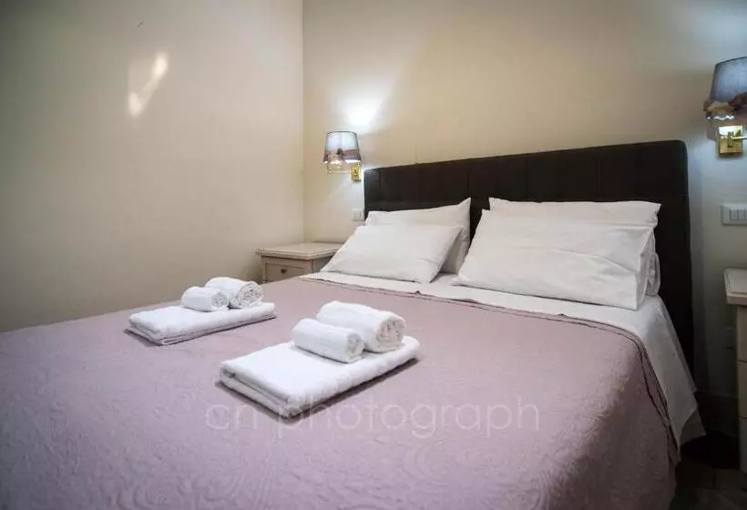 ベッドアンドブレックファースト La Dimora Del Falconiere   Luxury Suites