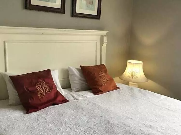 تختخواب و صبحانه The Caxton Lodge At Quigney