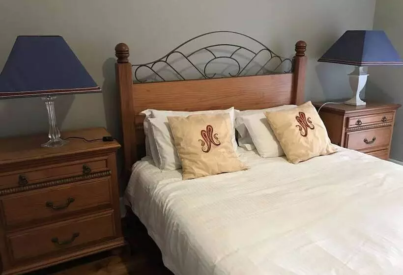 تختخواب و صبحانه The Caxton Lodge At Quigney