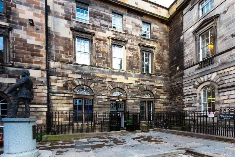 Retkeilymaja Code Pod – The Court  Edinburgh
