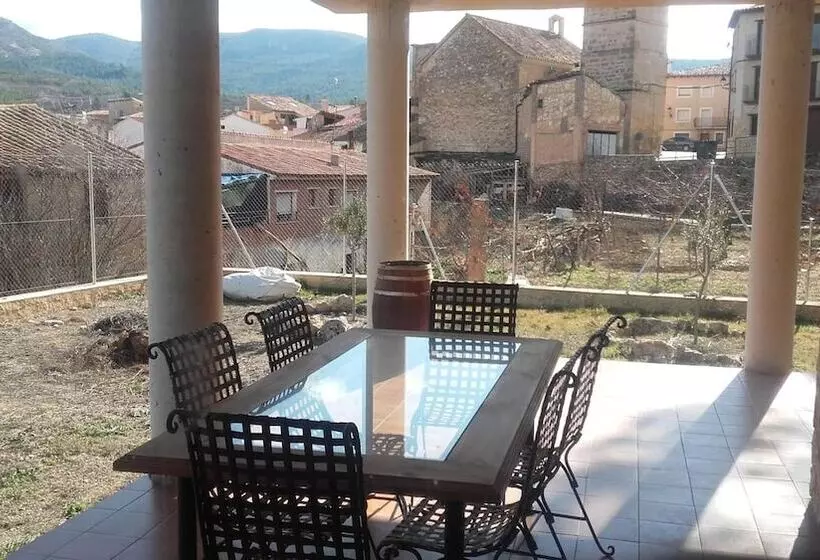 Casa Rural Albergue Fuente Bellido   Hostel
