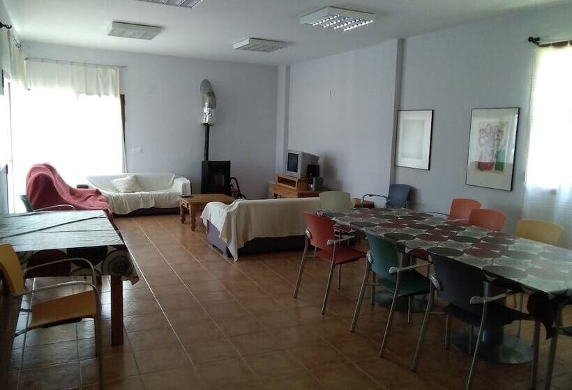 Casa Rural Albergue Fuente Bellido Hostel