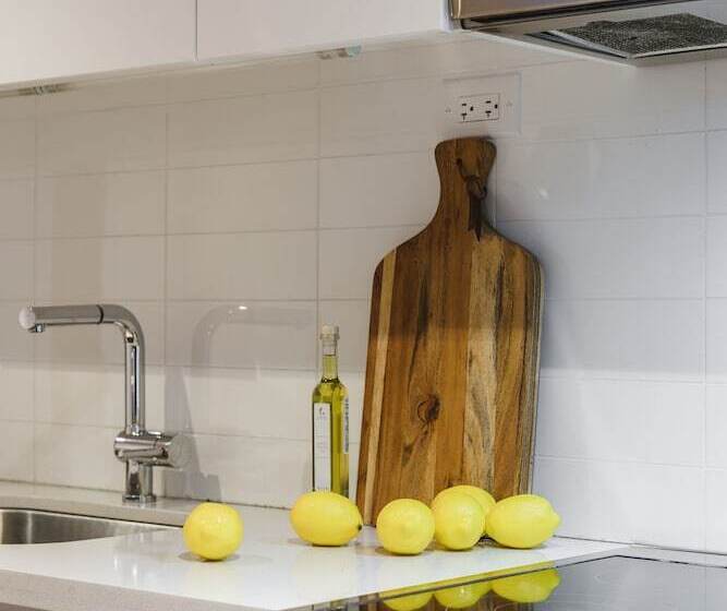 Sarkar Suites   75 Queens Wharf