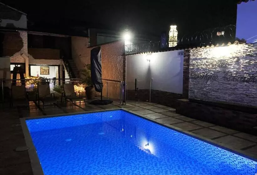 هاستل Boutique Colonial Cartago