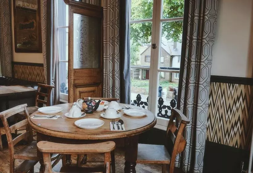 ペンション The Brownswood