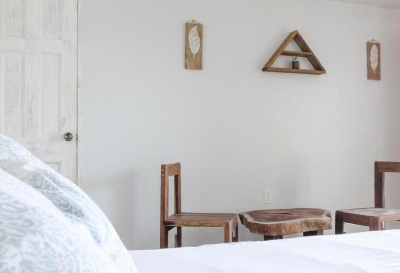 هتل Bird Island Bungalows