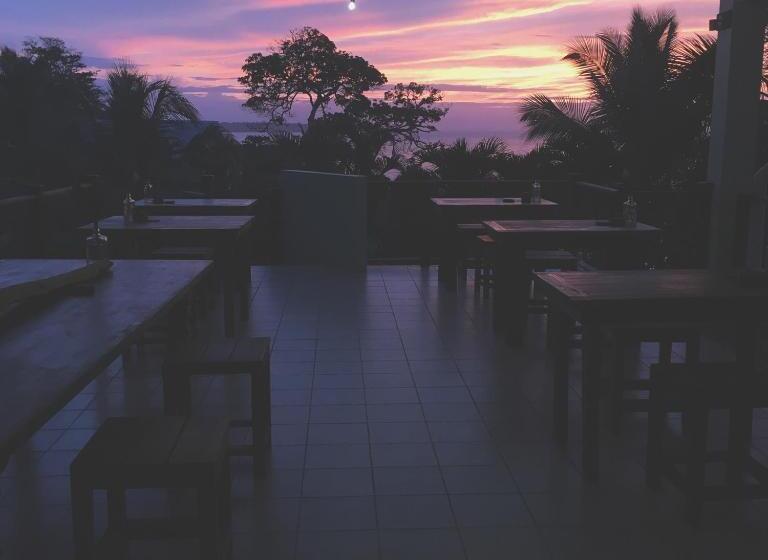 هتل Bird Island Bungalows