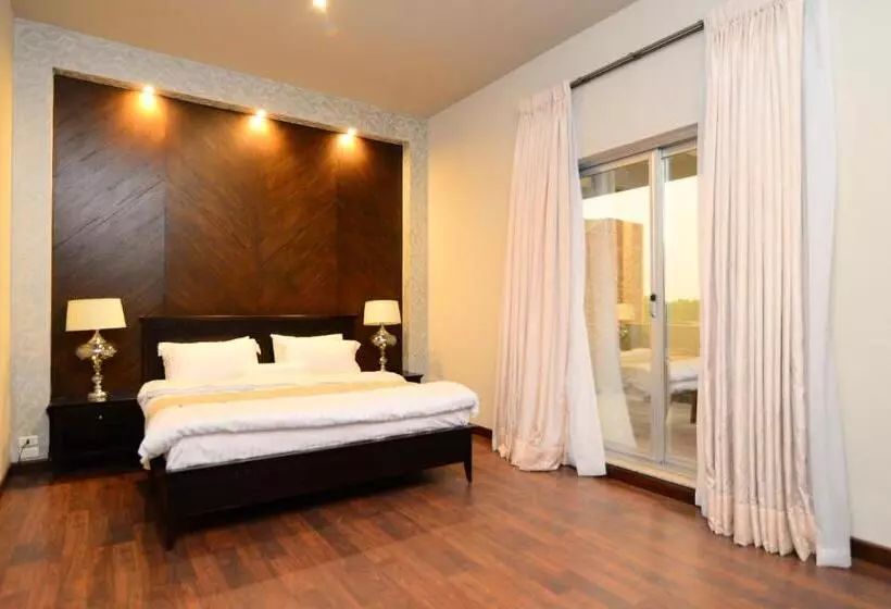 هتل Circle Club Faisalabad