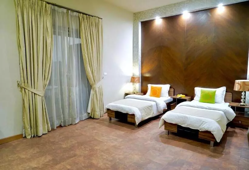 هتل Circle Club Faisalabad