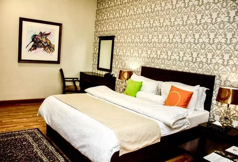 هتل Circle Club Faisalabad