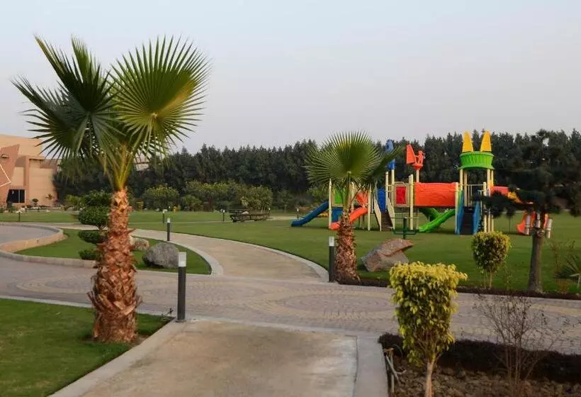 هتل Circle Club Faisalabad