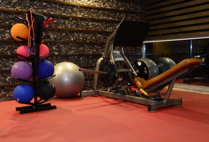 هتل Circle Club Faisalabad