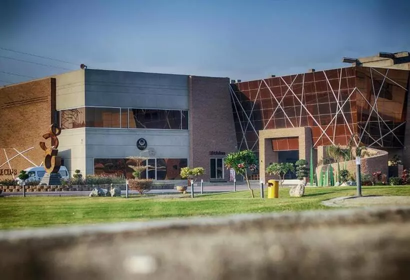 هتل Circle Club Faisalabad