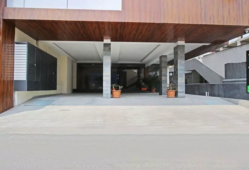 Itsy Hotels Jansi Residency