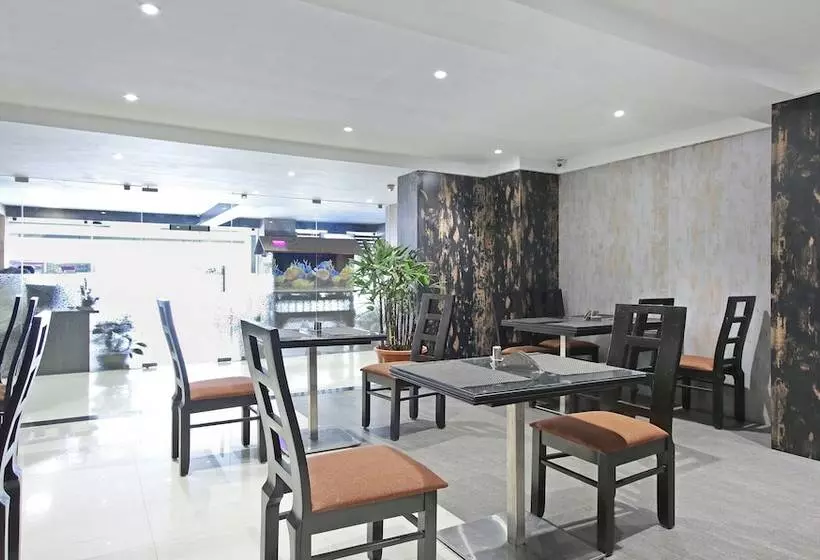 Itsy Hotels Jansi Residency