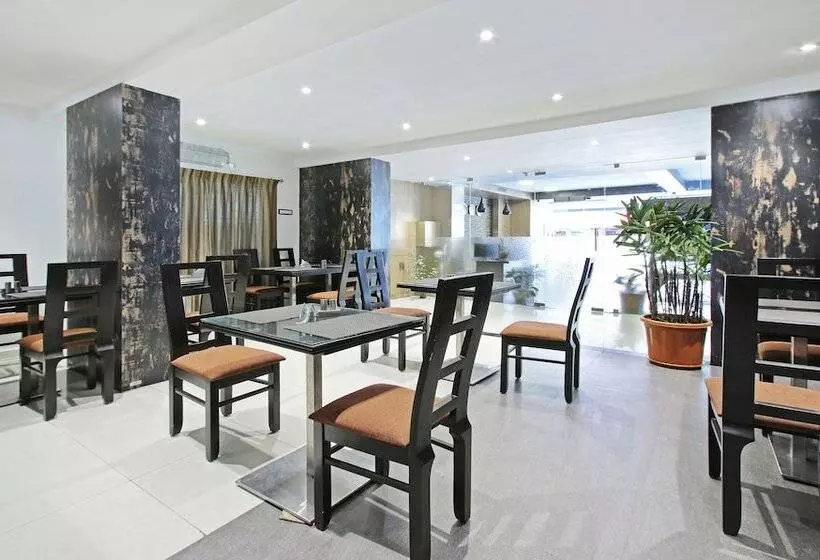 Itsy Hotels Jansi Residency