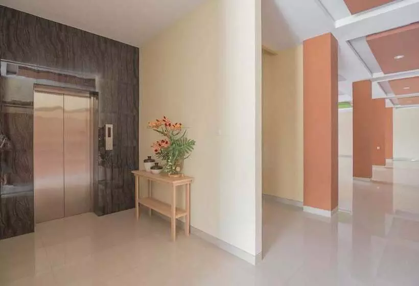 ホテル Reddoorz Near Islamic Center Samarinda