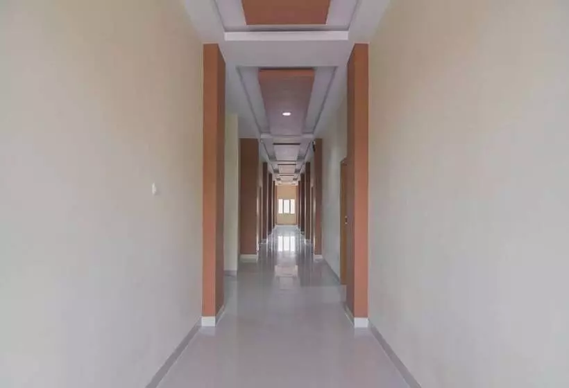 ホテル Reddoorz Near Islamic Center Samarinda