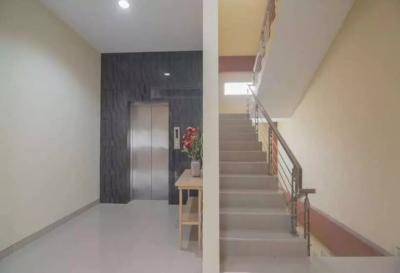 ホテル Reddoorz Near Islamic Center Samarinda