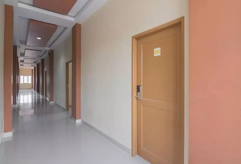 ホテル Reddoorz Near Islamic Center Samarinda