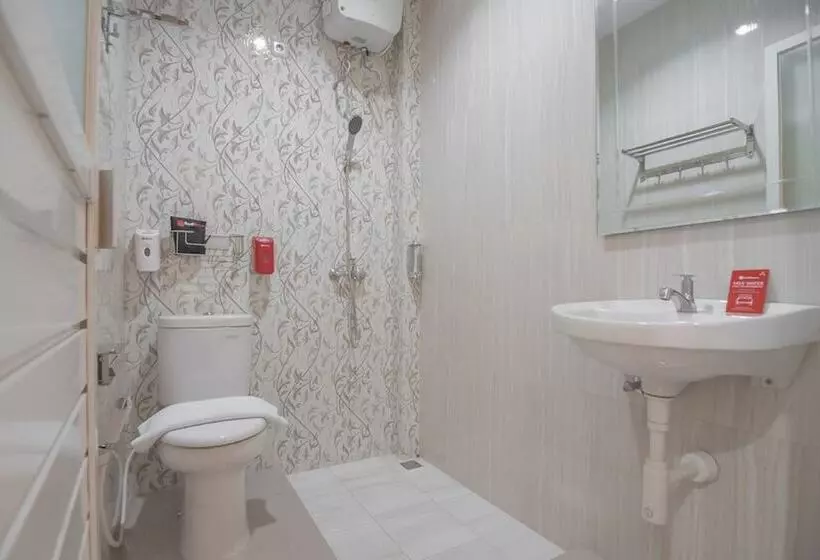 ホテル Reddoorz Near Islamic Center Samarinda