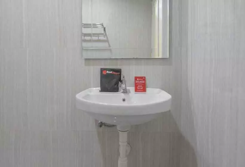 ホテル Reddoorz Near Islamic Center Samarinda