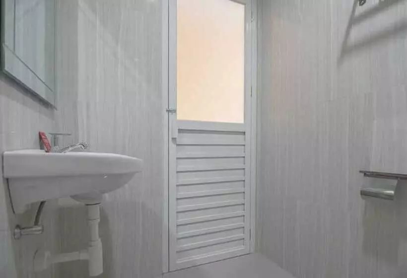 ホテル Reddoorz Near Islamic Center Samarinda