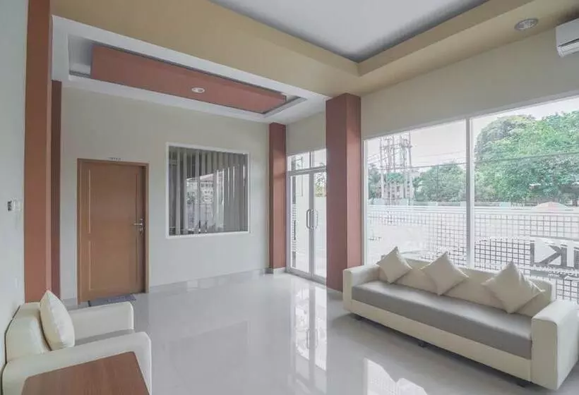 ホテル Reddoorz Near Islamic Center Samarinda