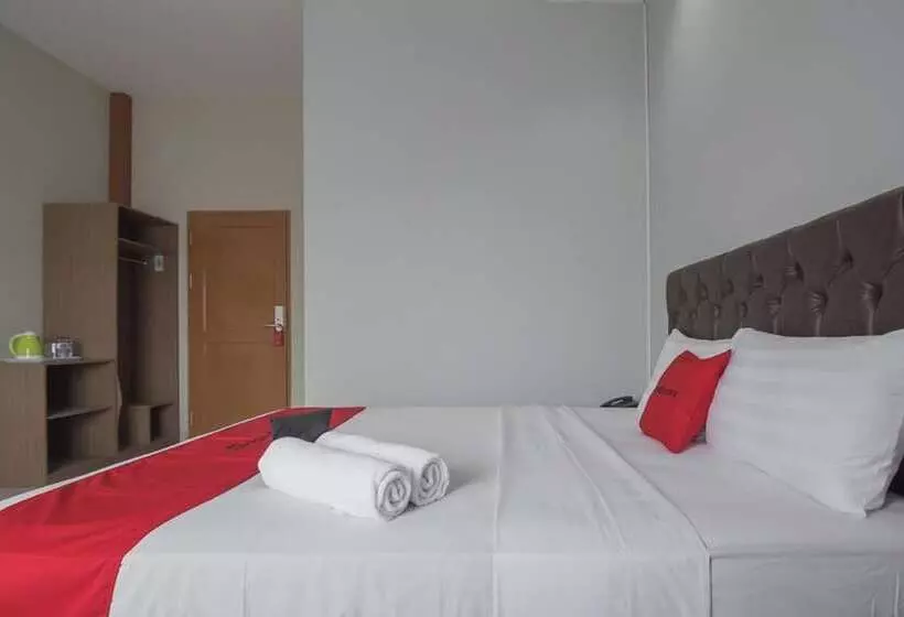 ホテル Reddoorz Near Islamic Center Samarinda