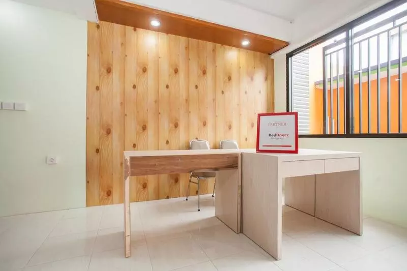 Majatalo Reddoorz Near Petra University 2