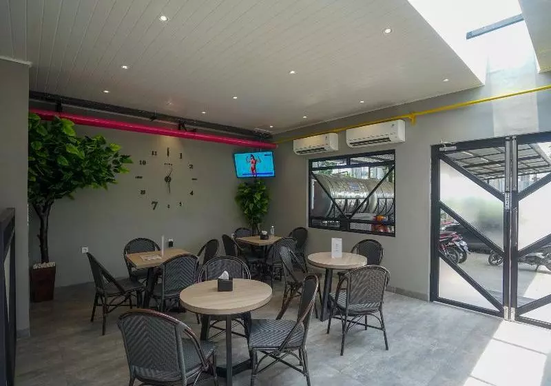ホテル Oyo 568 Rajawali Residence