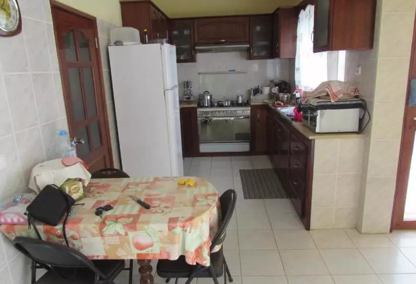 تختخواب و صبحانه Rooming House