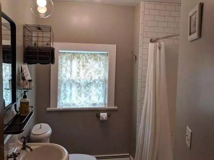 Burdett House Bed & Breakfast