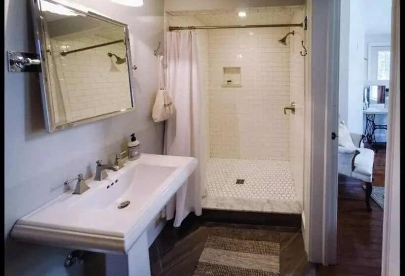 Burdett House Bed & Breakfast