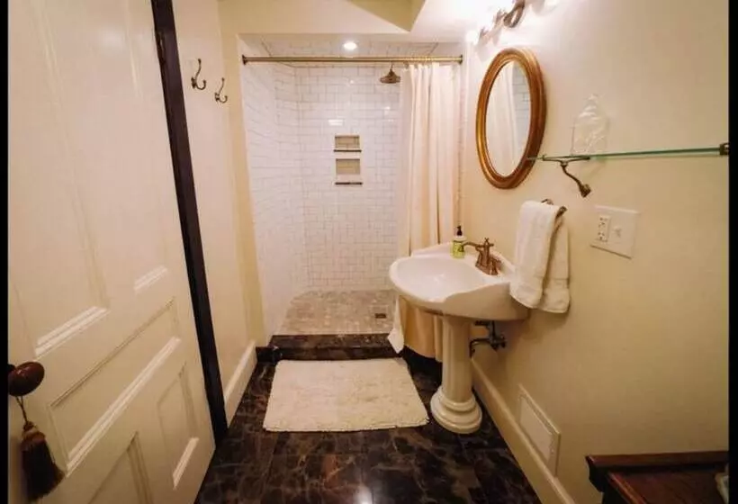 Burdett House Bed & Breakfast