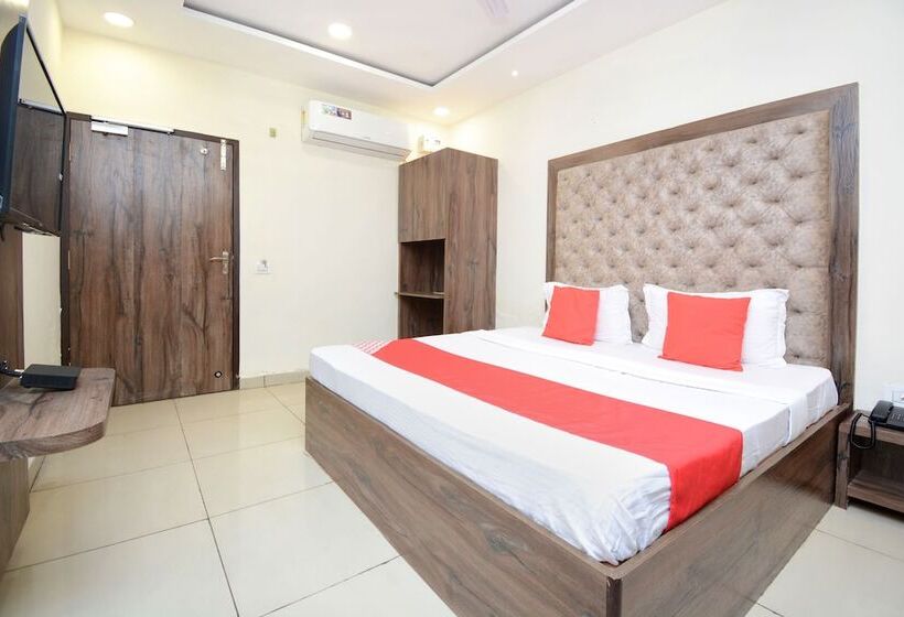 Oyo 28335 Hotel Classic