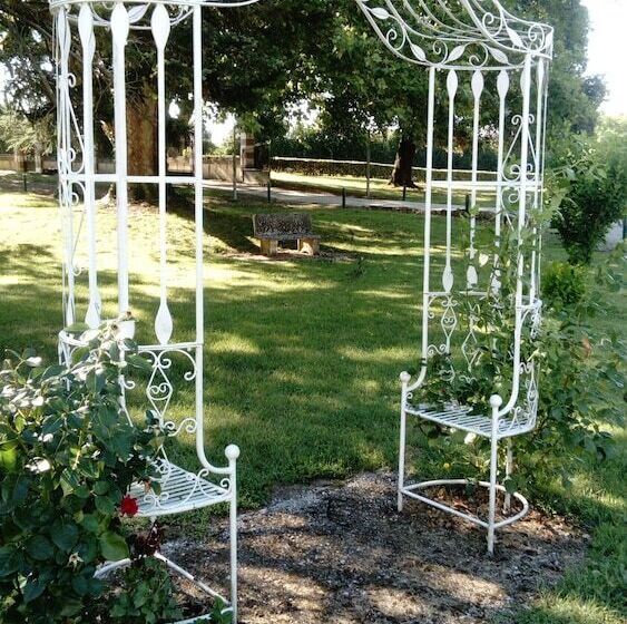 צימר Château De Lastours